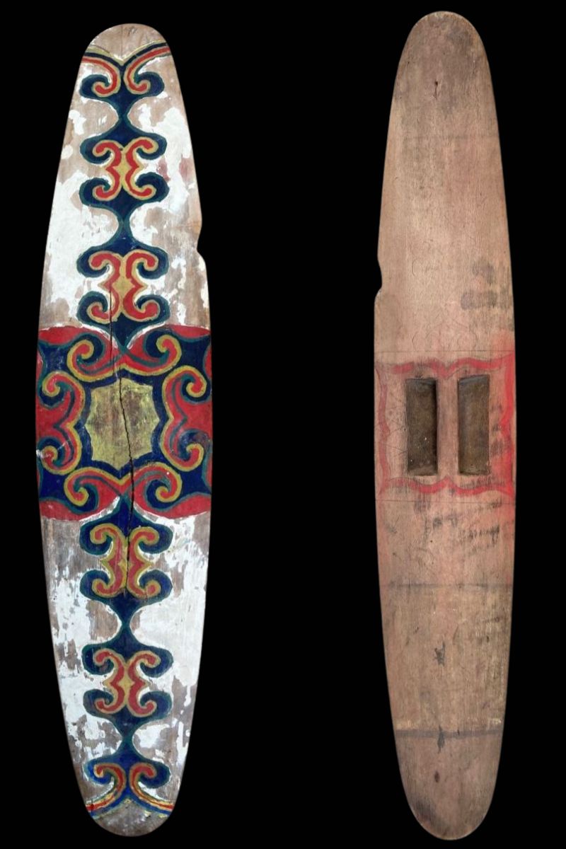 Photo of front and back of a Transitional bardi Shield