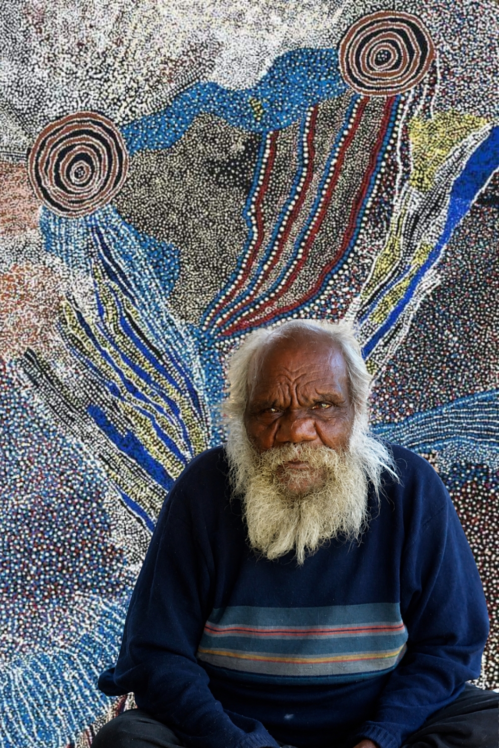 Billy Whiskey Tjapaltjarri with one of his Western Desert paintings