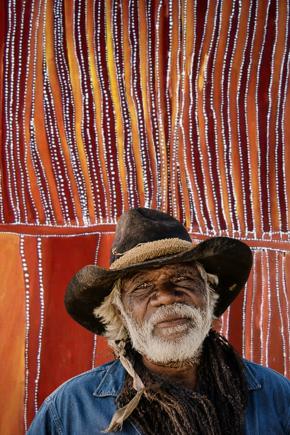 Rover Thomas with an East Kimberley ochre painting